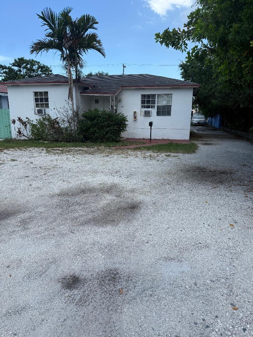 NICE STUDIO IN A MULTI FAMILY BUILDING. WATER AND ELECTRICITY INCLUDING IN THE RENT. CLOSE TO PUBLIC TRANSPORATION AND BEACHS.