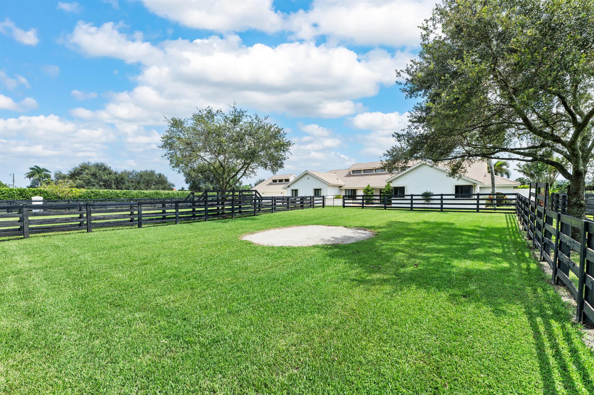 SADDLE TRAIL PARK OF WELL - Residential