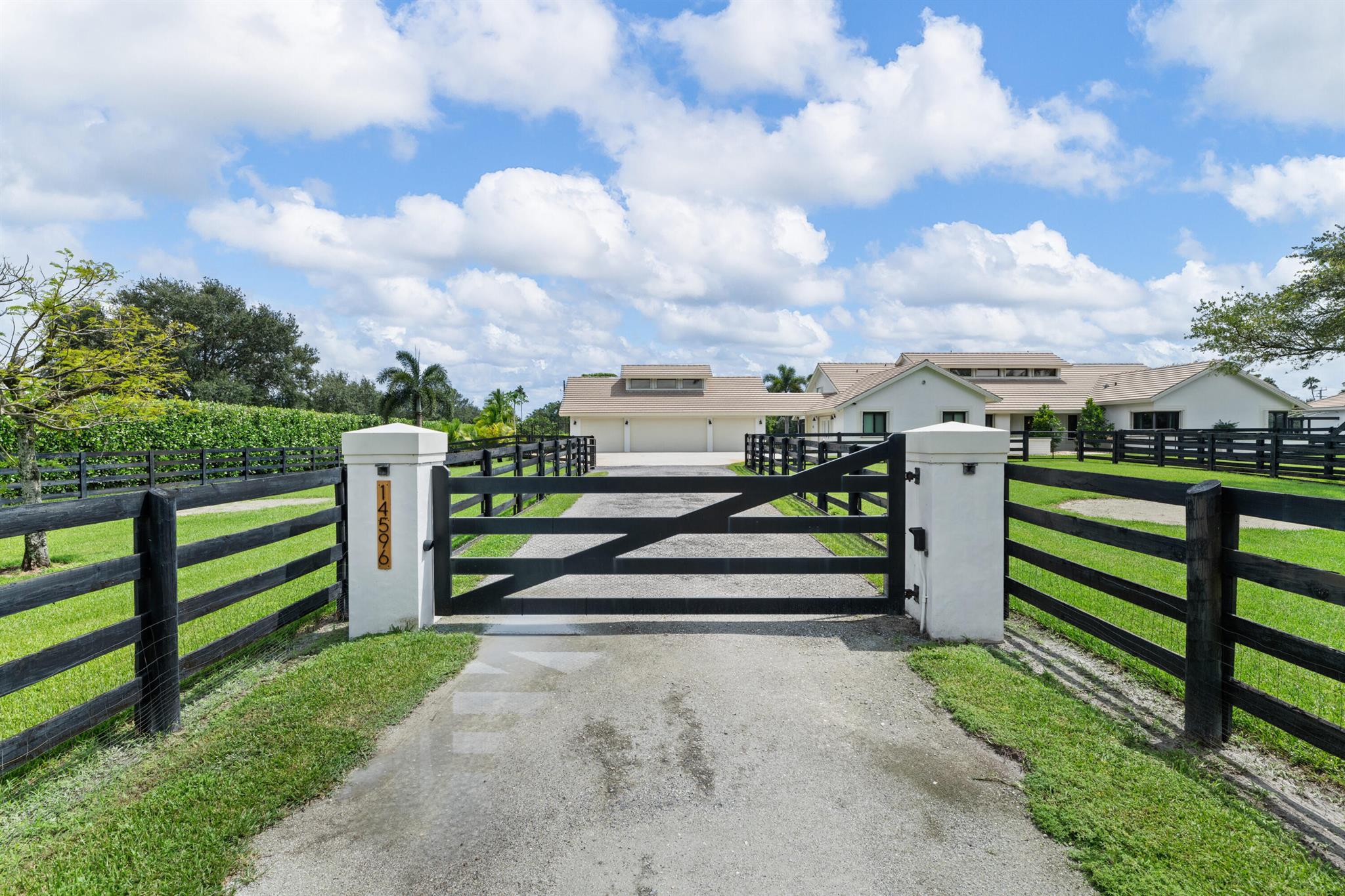 SADDLE TRAIL PARK OF WELL - Residential