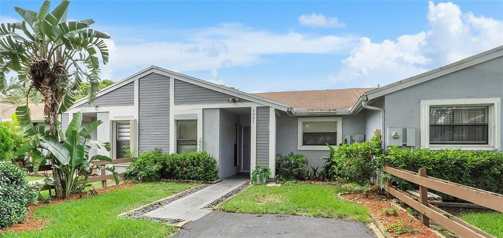 TAKE ADVANTAGE OF THIS VILLA IN REDBRIDGE. WATERFRONT VILLA WITH FENCED IN YARD AND A BEAUTIFUL
MANGO TREE IN BACKYARD. PERFECT FOR FIRST TIME HOME BUYERS OR ANYONE LOOKING TO DOWN SIZE.
SPACIOUS KITCHEN, NICE ROOM SIZES WITH FULL SIZE WASHER AND DRYER, VINYL FLOORING AND A SCREENED IN PATIO OUT BACK. DONT MISS OUT ON YOUR VERY OWN PIECE OF PARADISE.