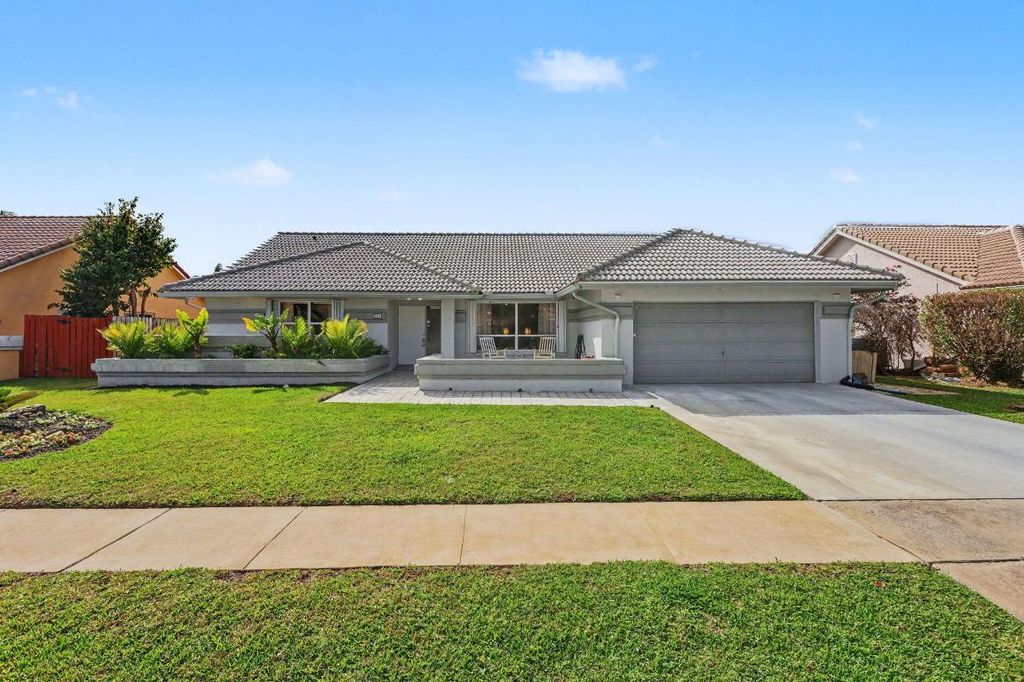 Photo of 9284 Laurel Green Drive, Boynton Beach, FL 33437 (MLS # R11156294)