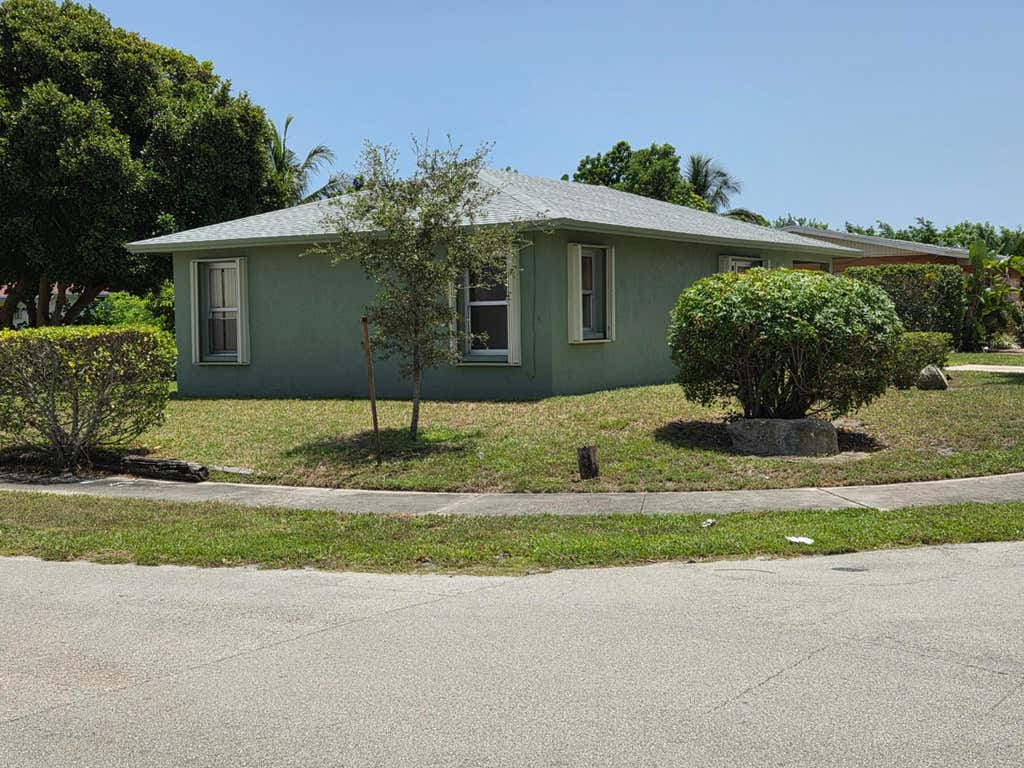 Photo of 734 NE 1ST Street, Boynton Beach, FL 33435 (MLS # B26065036)
