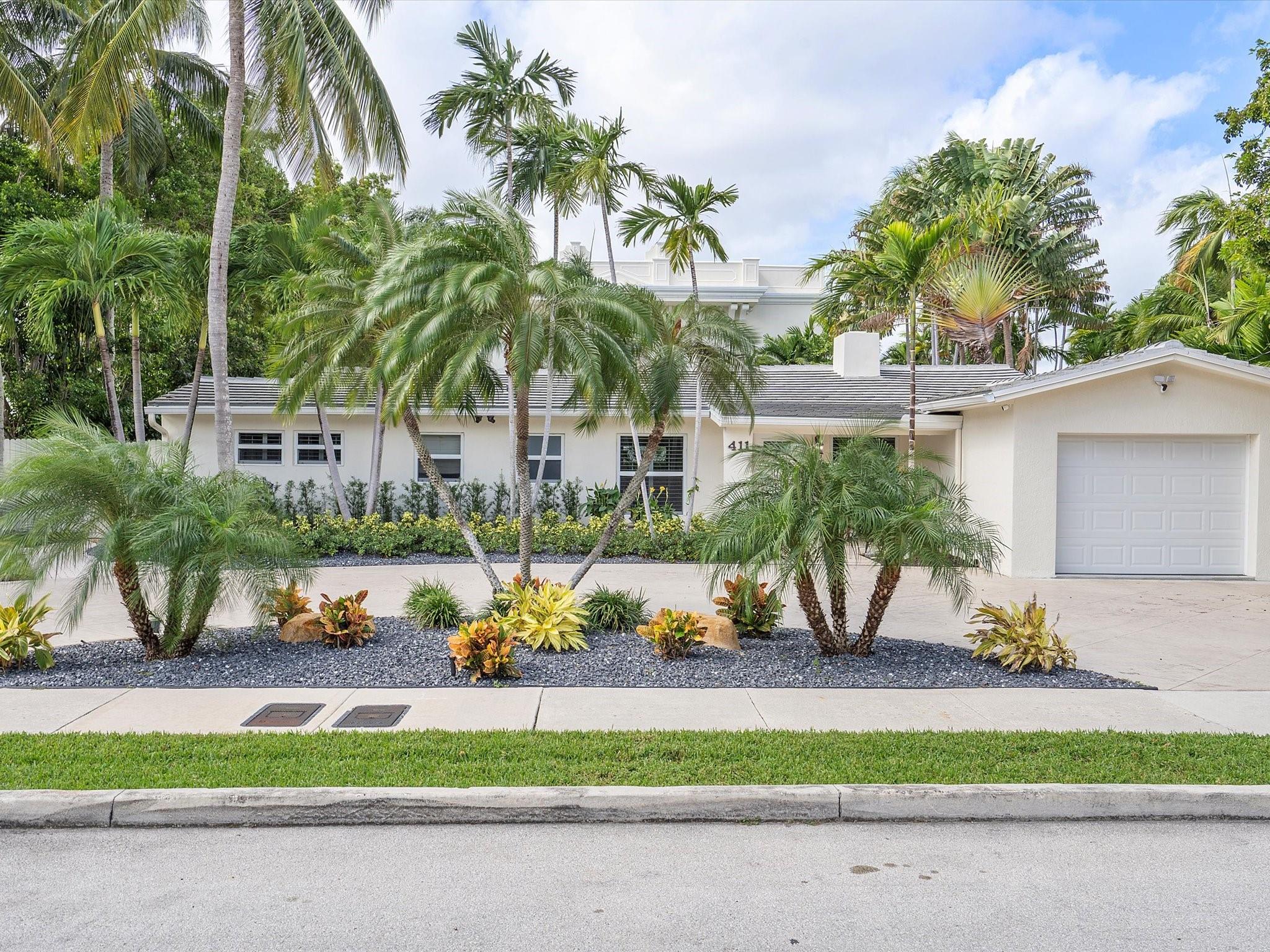 Wonderful Renovated home in Idwyld neighborhood. East Las Olas. Best area in Fort Lauderdale. New
Everything. High end flooring updated Kitchen and many more upgrades. FULLY FENCED IN YARD! Walk to the
amazing shops, Restaurants and Bars on Las Olas. Walk to the Beach. This is a one-of-a-kind home. Hurry this
won't last. FOR SHORT TERM OR VACATION RENTALS PLEASE ENQUIRE ABOUT PRICE