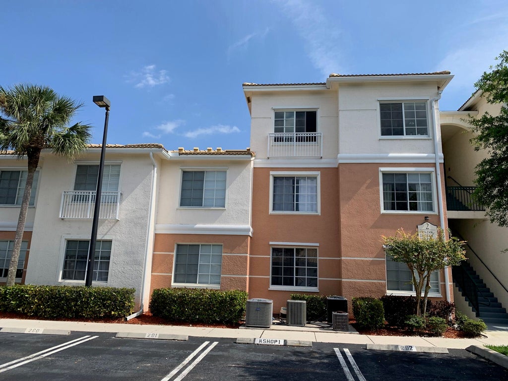 Photo of 2204 Myrtlewood Circle E, Palm Beach Gardens, FL 33418 (MLS # R10968548)