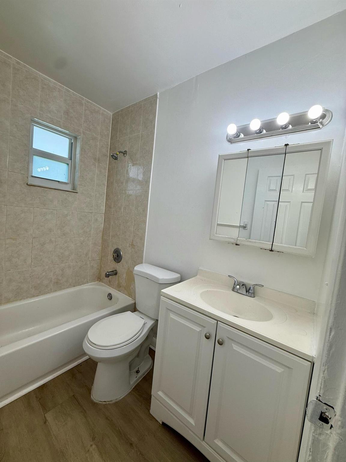 CRESTHAVEN NO 11 - Residential Lease