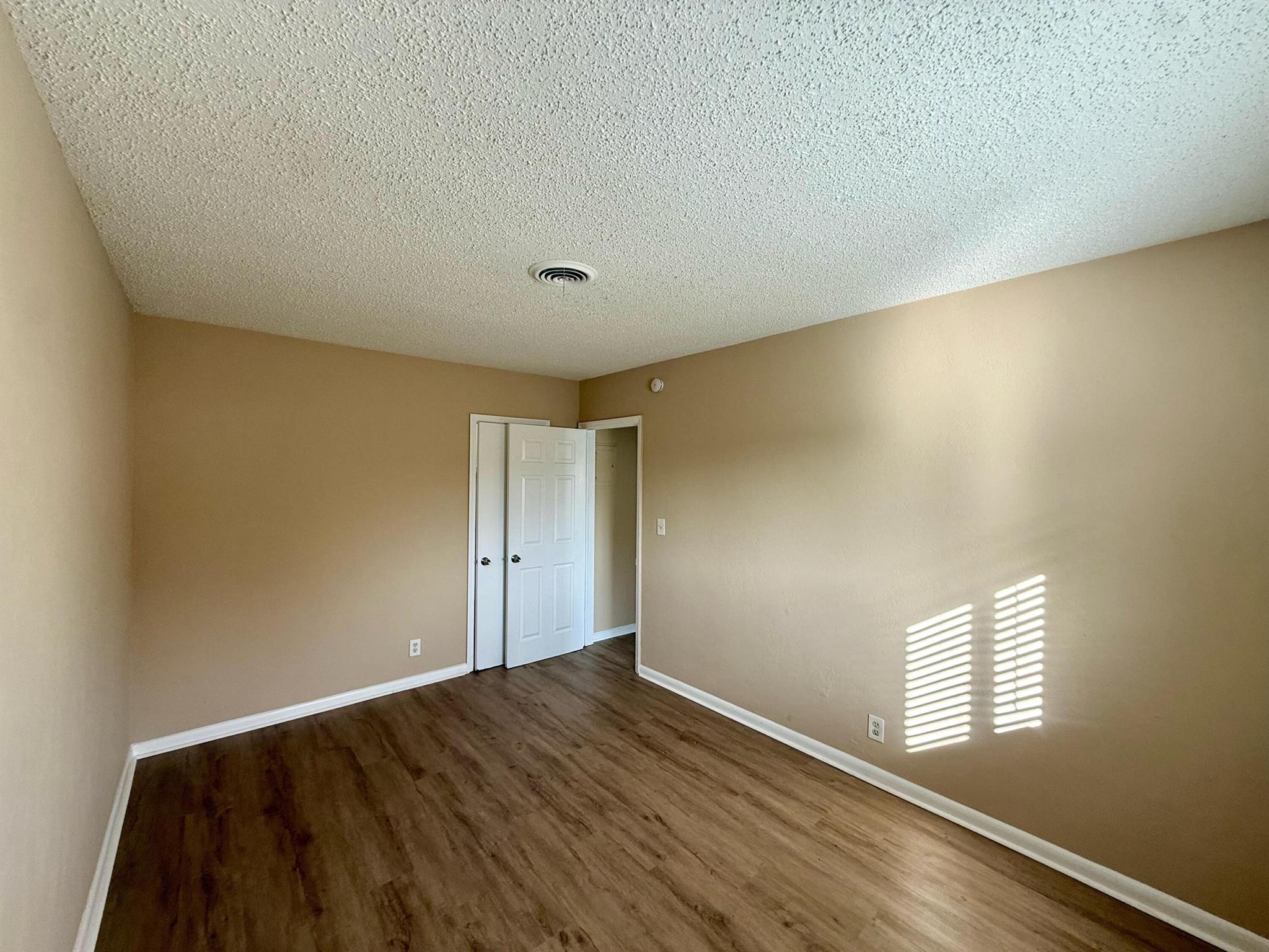 CRESTHAVEN NO 11 - Residential Lease