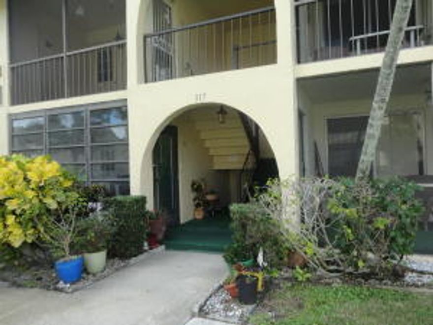 FULLY FURN 2/1.5 BATHS 2ND FL ON THE
GARDEN, SCREENED IN PORCH,CARPET, VINYL,
ONLY USED IN WINTER,CEILING FANS, ALL
APPLIANCES, WASHER/DRYER IN UTILITY ROOM

55 PLUS, CLOSE TO SHOPPING, TURNPIKE!