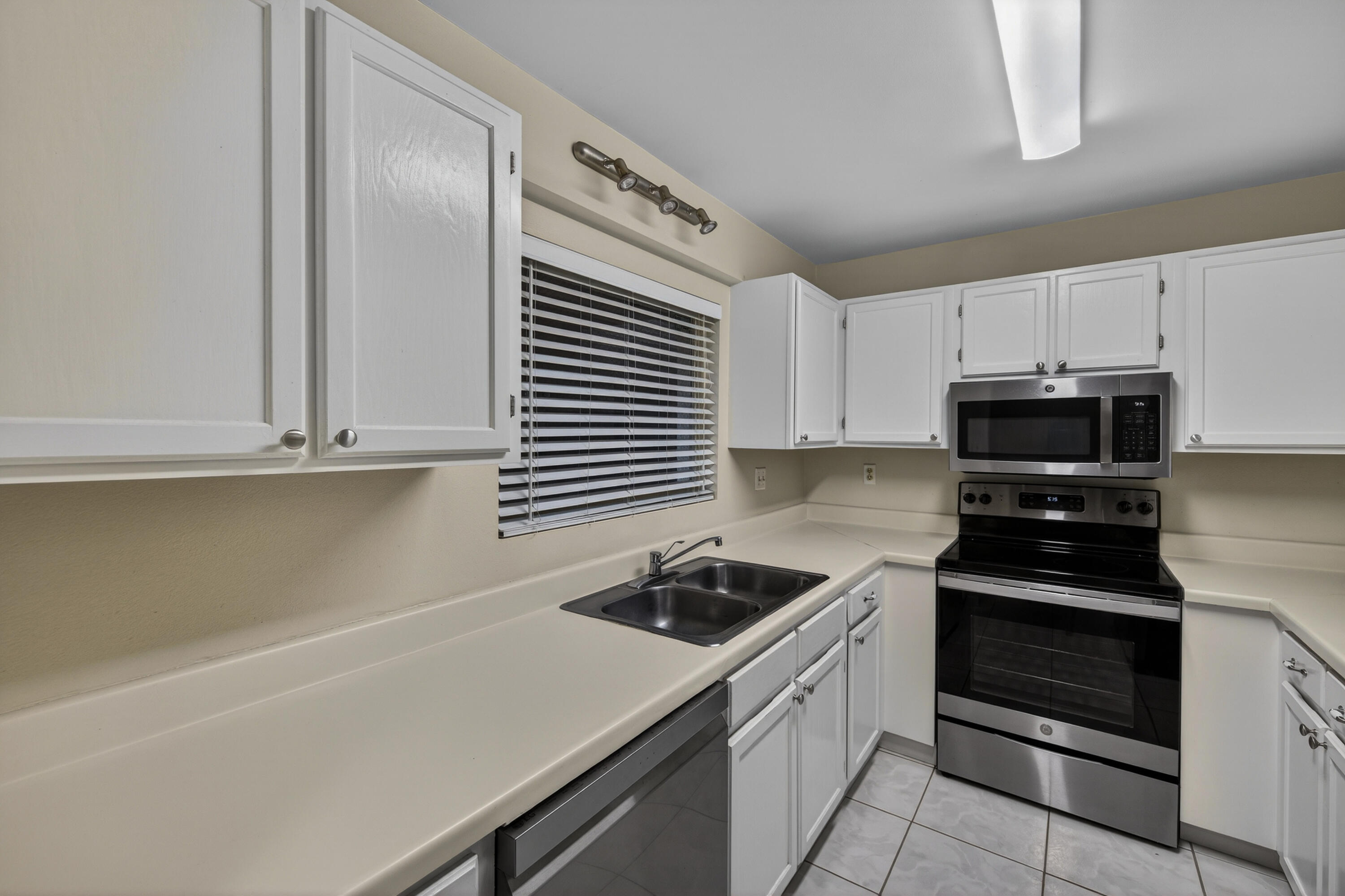 HIDDEN WOODS OF DEER CREEK CONDO - Residential Lease