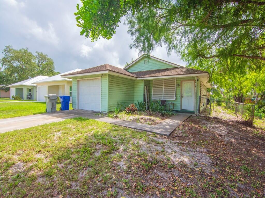 Photo of 2240 86th Drive, Vero Beach, FL 32966 (MLS # R11117920)