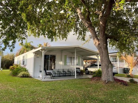 Photo of 304 Mockingbird Avenue, Fort Pierce, FL 34982 (MLS # B26005124)