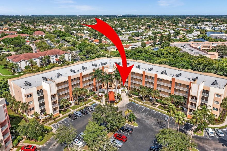 Spectacular* First Floor* 2-bed,2-bath condo located in desirable Yardley at Kings Point! Step through the private gated patio that greets you before reaching your front door. This unique home offers a warm welcome. It is a lovely home with an open white kitchen overlooking the dining/living room/screened porch. New beautiful wood flooring throughout the entire house. New faucet sink in the kitchen. Enjoy the eat-in breakfast area. Gorgeous open layout & a magnificent split floorplan. Light & bright. The master suite offers spacious walk-in closets. AC 2021—Enjoy your screened porch—gated community. The hurricane impacted windows & sliding doors. Great amenities include indoor & outdoor pools, a Sauna, a Clubhouse, a Theater, a Billiard Room, Free transportation buses, a gym & more.