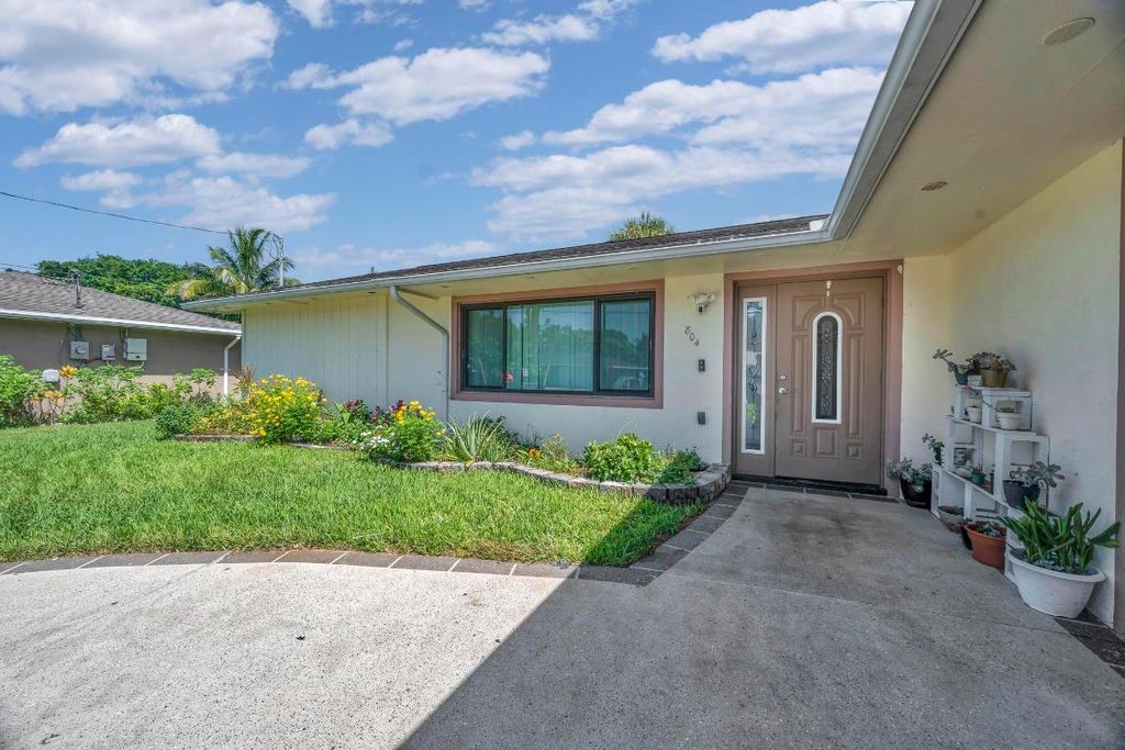 Photo of 804 Holly Avenue, Fort Pierce, FL 34982 (MLS # R11121613)