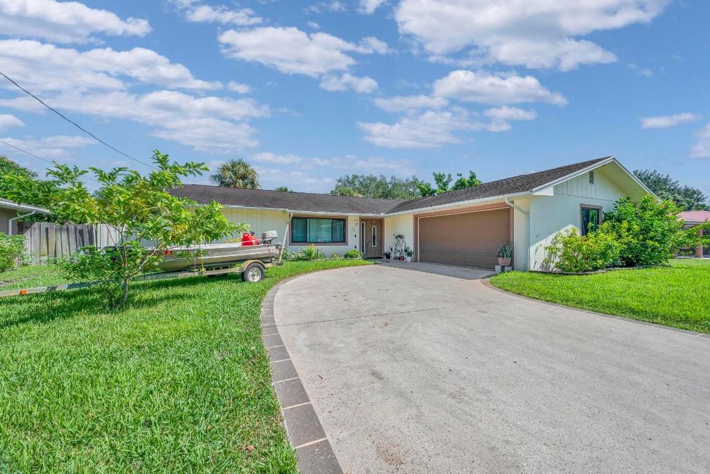 Photo of 804 Holly Avenue, Fort Pierce, FL 34982 (MLS # R11121613)