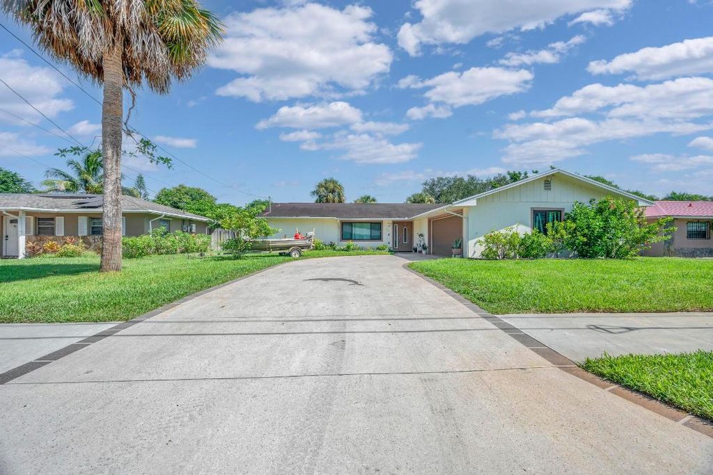 Photo of 804 Holly Avenue, Fort Pierce, FL 34982 (MLS # R11121613)