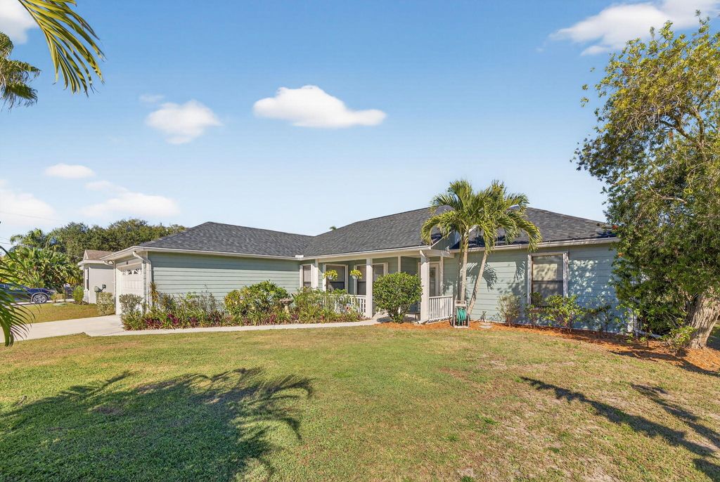 Photo of 615 SE Dean Terrace, Port Saint Lucie, FL 34984 (MLS # R11154099)