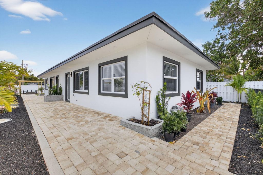 Photo of 341 SE 3rd Avenue, Delray Beach, FL 33483 (MLS # R11165236)