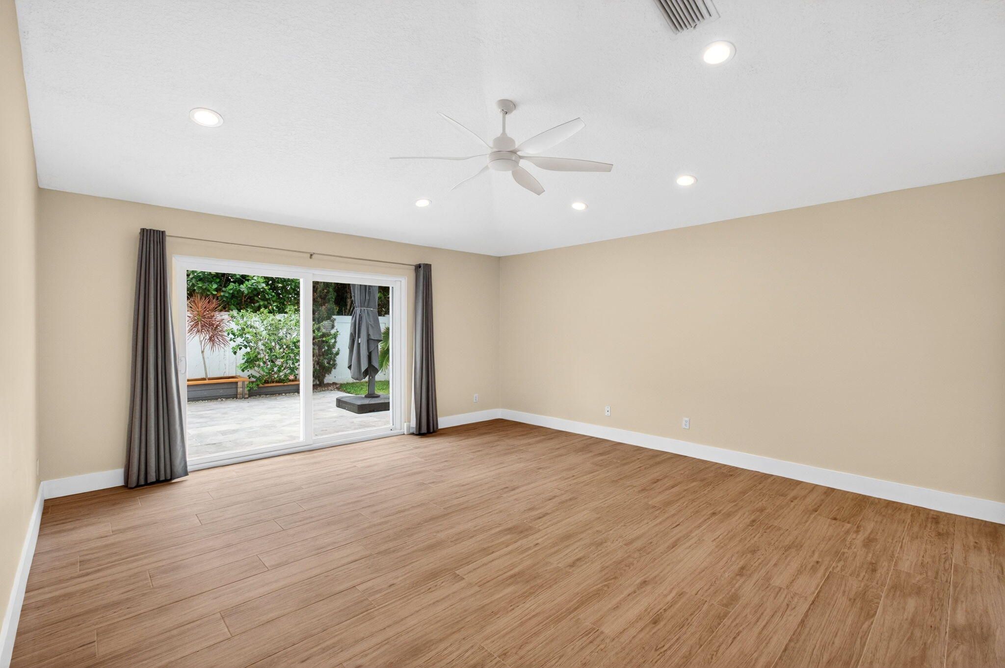 DELRAY LAKES - Residential