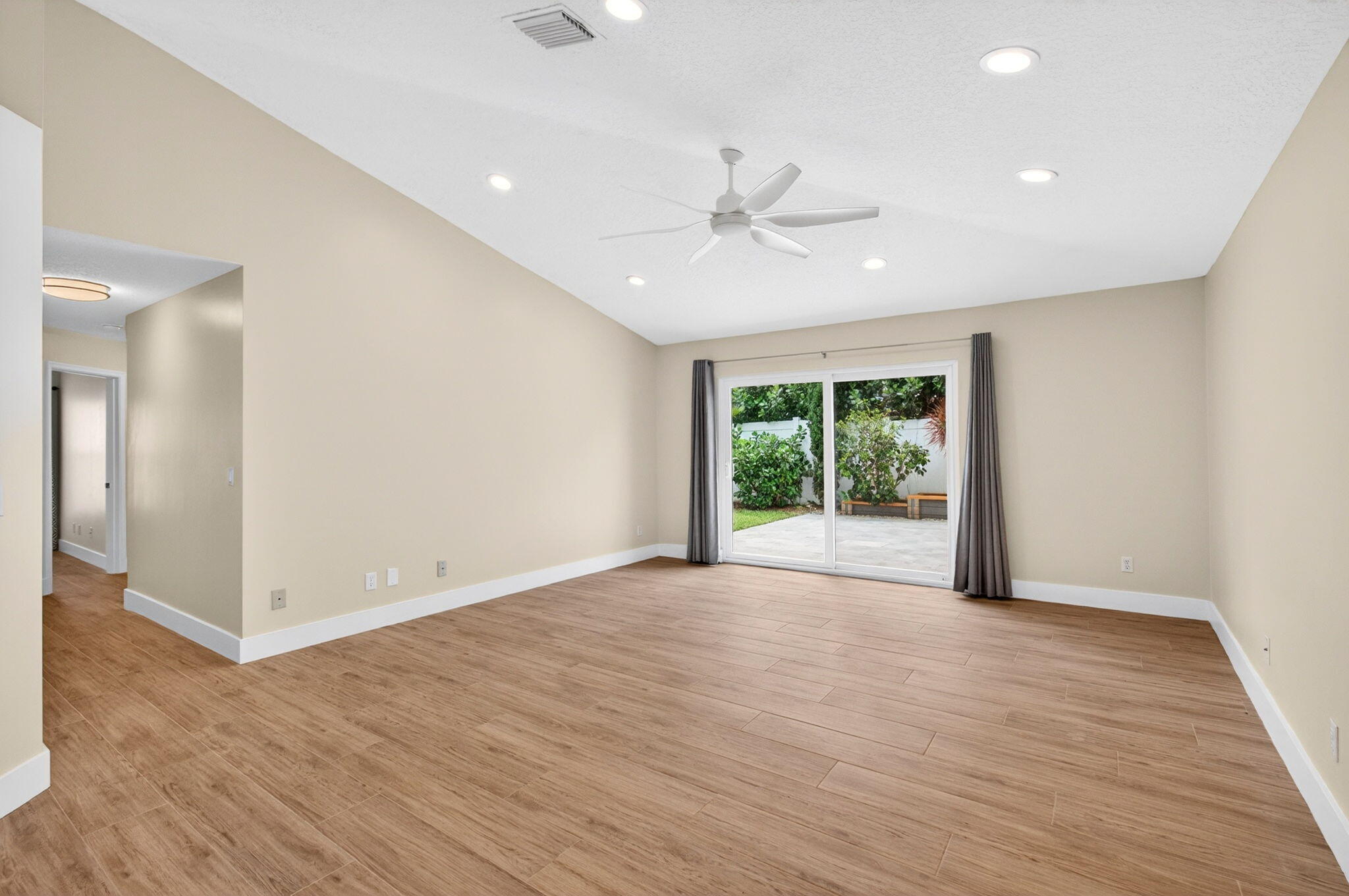 DELRAY LAKES - Residential