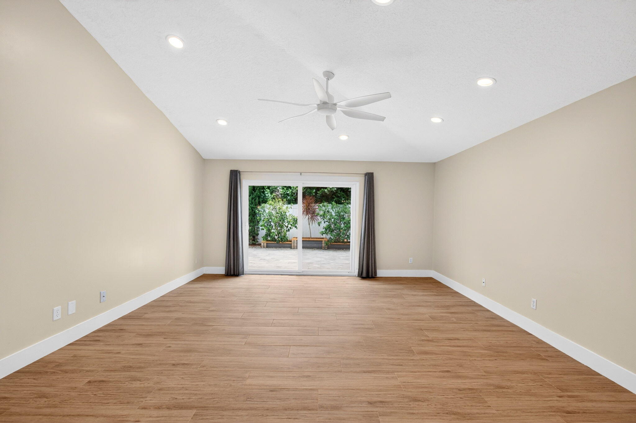 DELRAY LAKES - Residential