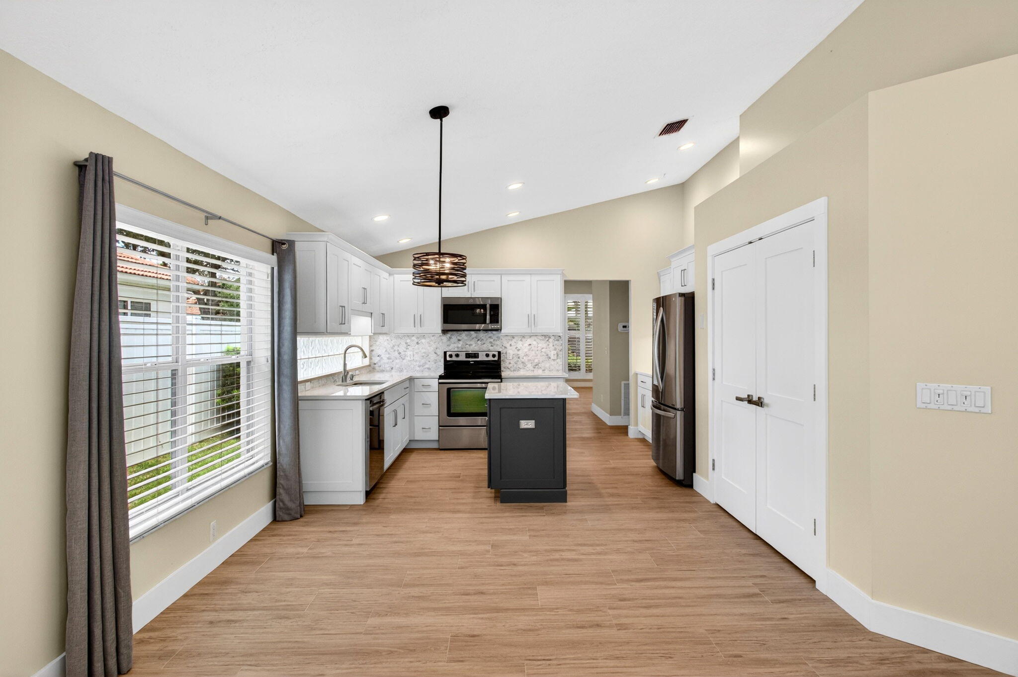 DELRAY LAKES - Residential