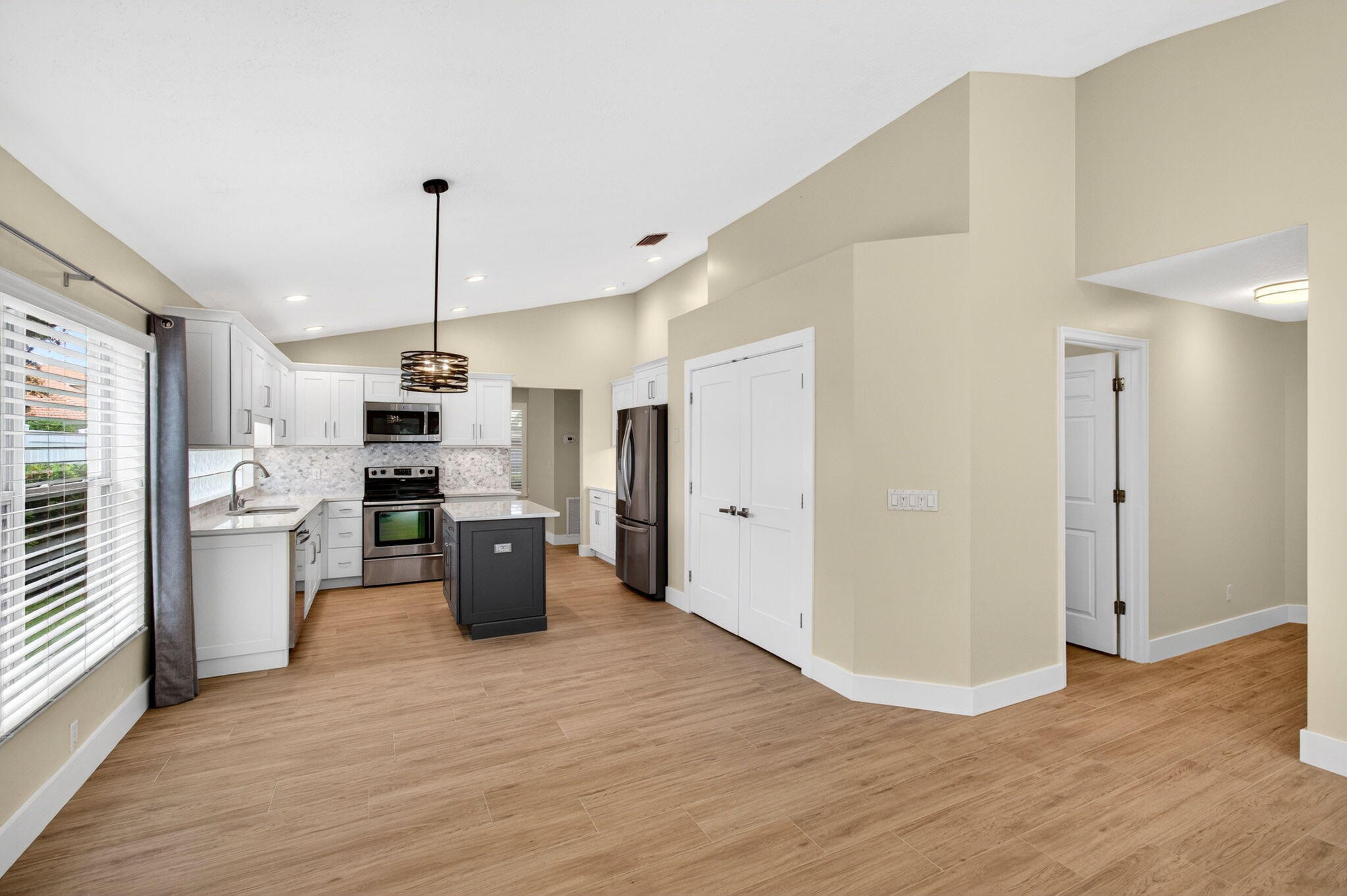 DELRAY LAKES - Residential