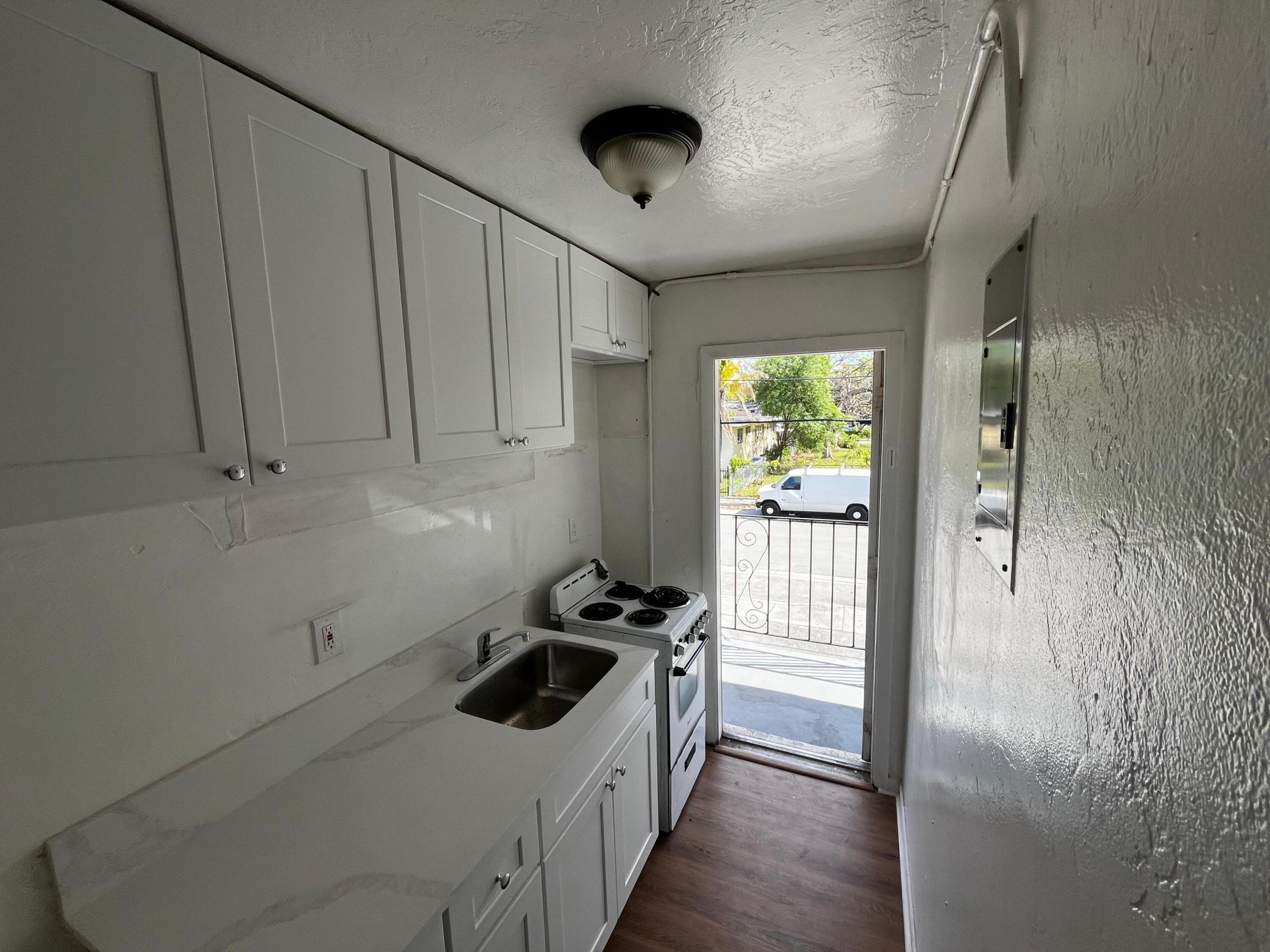 DE LEON PARK - Residential Lease