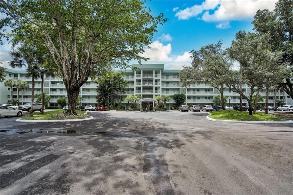 Photo of 802 Cypress Grove Ln Ln #102, Pompano Beach, FL 33069 (MLS # F10340856)