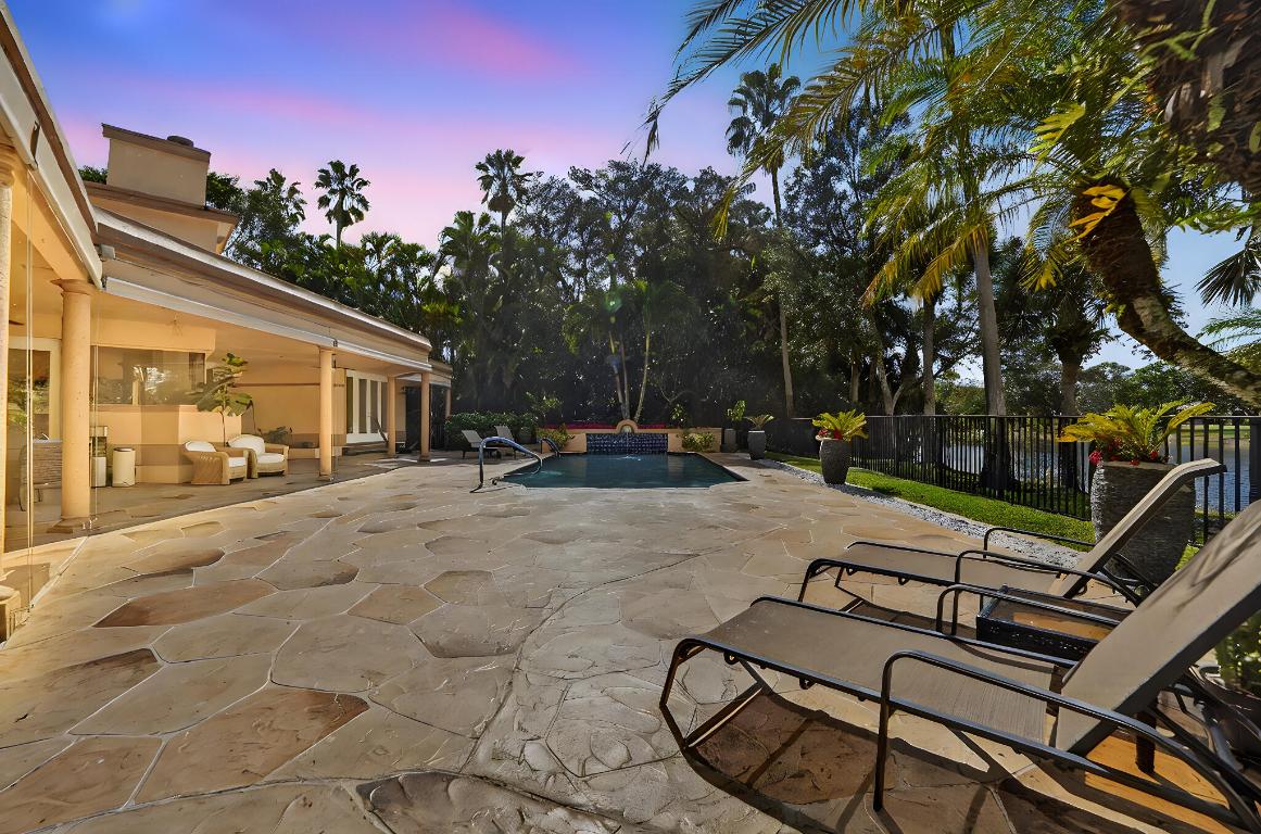 WHISPERING WOODS - Residential