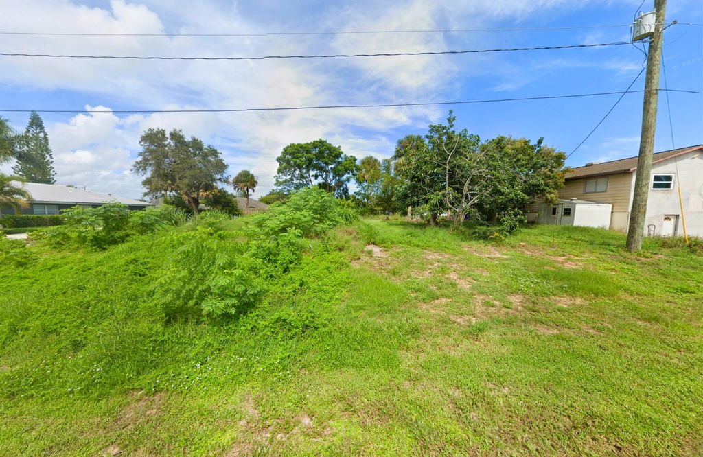 Photo of 320 13th Street SW, Vero Beach, FL 32962 (MLS # B26032708)