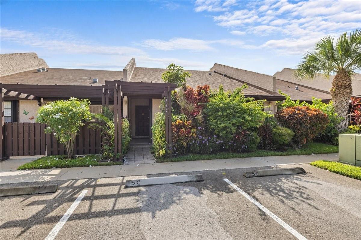 Beautiful, Bright Townhome with Stunning Golf Views!
Don't miss this spacious and light-filled townhome perfectly situated in one of the most desirable locations—just minutes from top restaurants, shopping, and the beach! Enjoy peace of mind with a newer roof and impact windows throughout. The home boasts an open layout, ideal for both everyday living and entertaining. Step outside to your oversized screened patio—perfect for relaxing or hosting guests while taking in the breathtaking golf course views. This home truly offers the perfect blend of comfort, style, and location!