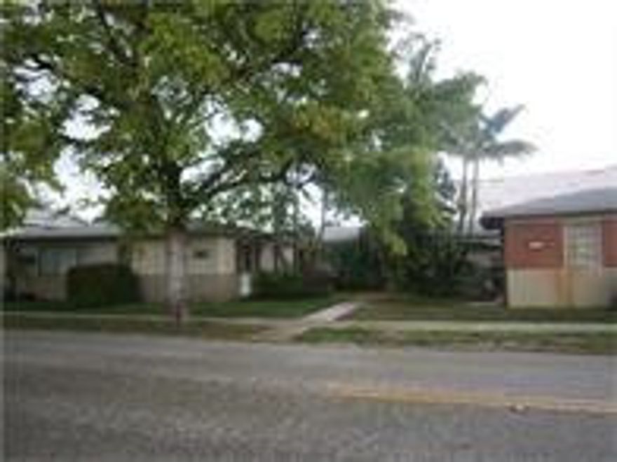 large 1/1 new bathroom, fresh paint all over , quiet building. tenant to pay own electricity,  looks like new ,great location, walk to downtown Hollywood.