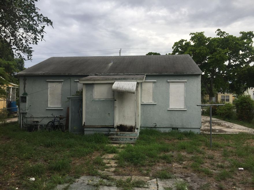 Handyman special! 2/1 House with much great potential, Great for Investors. Needs TLC and updating. Great rental or flip potential. Cash only. Zero days inspection on contracts. Will need to do inspection prior to sending offer. Information in this listing deemed accurate but cannot be guaranteed. $34,000 lien can be paid out of closing and reduced from sale price. Possible to get a 25% reduction of the $34k
DRIVE BY ONLY!