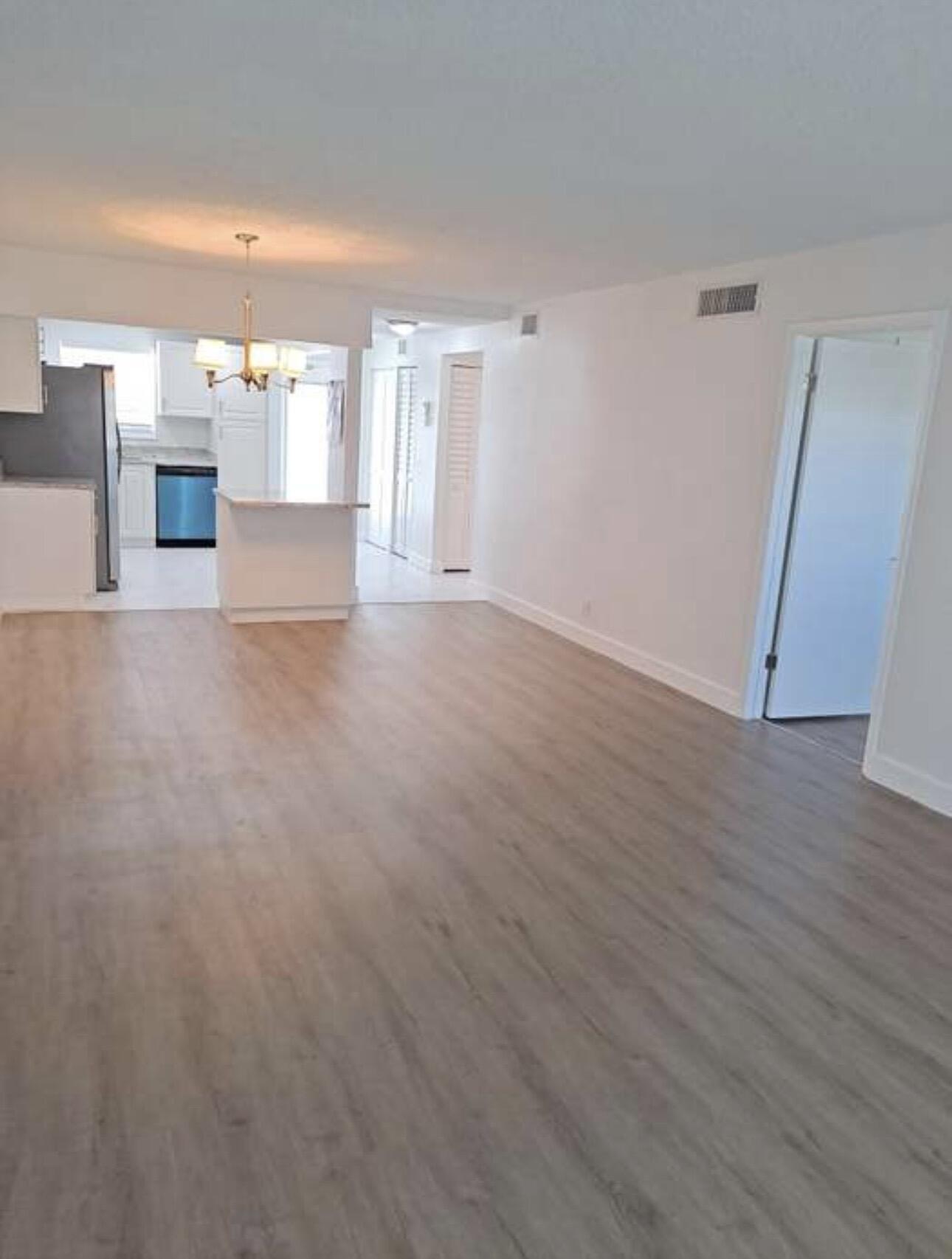 APPLEGREEN CONDO APTS 1 - Residential