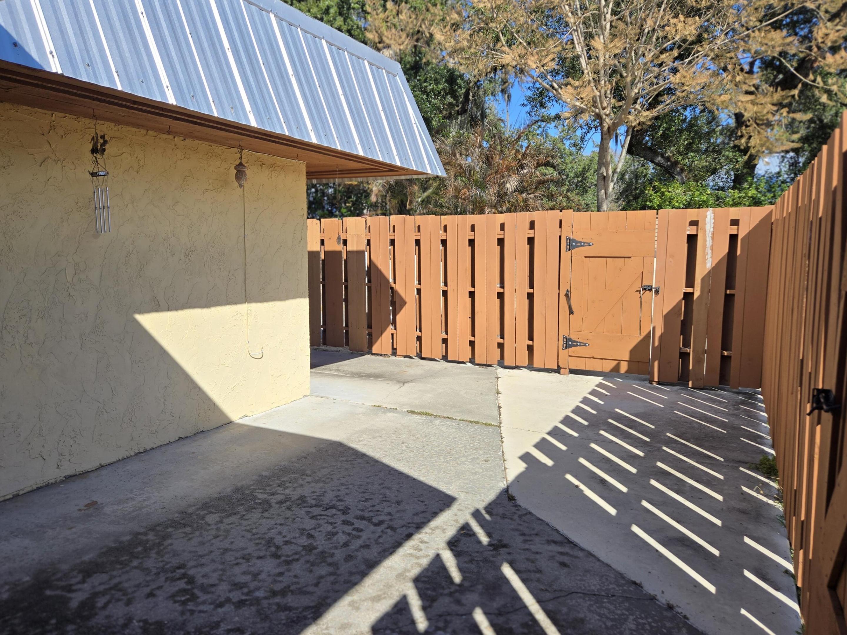 OAK LAKE VILLAS - Residential