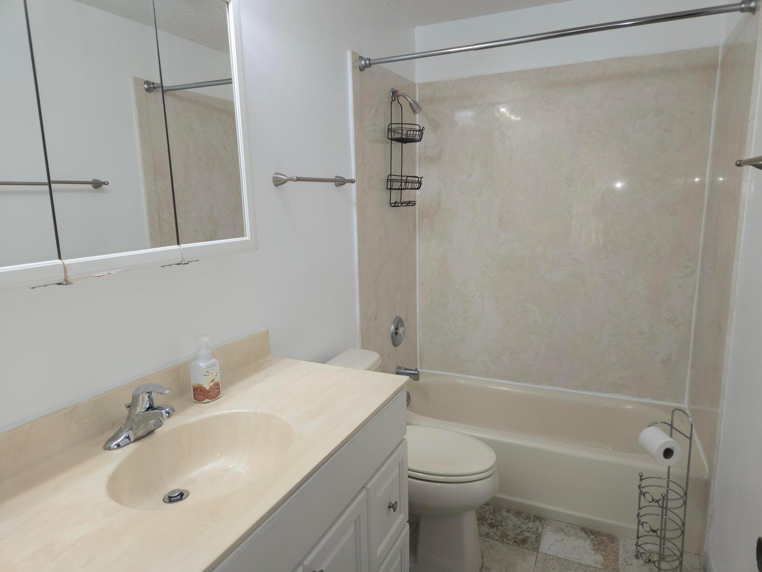 OAK LAKE VILLAS - Residential