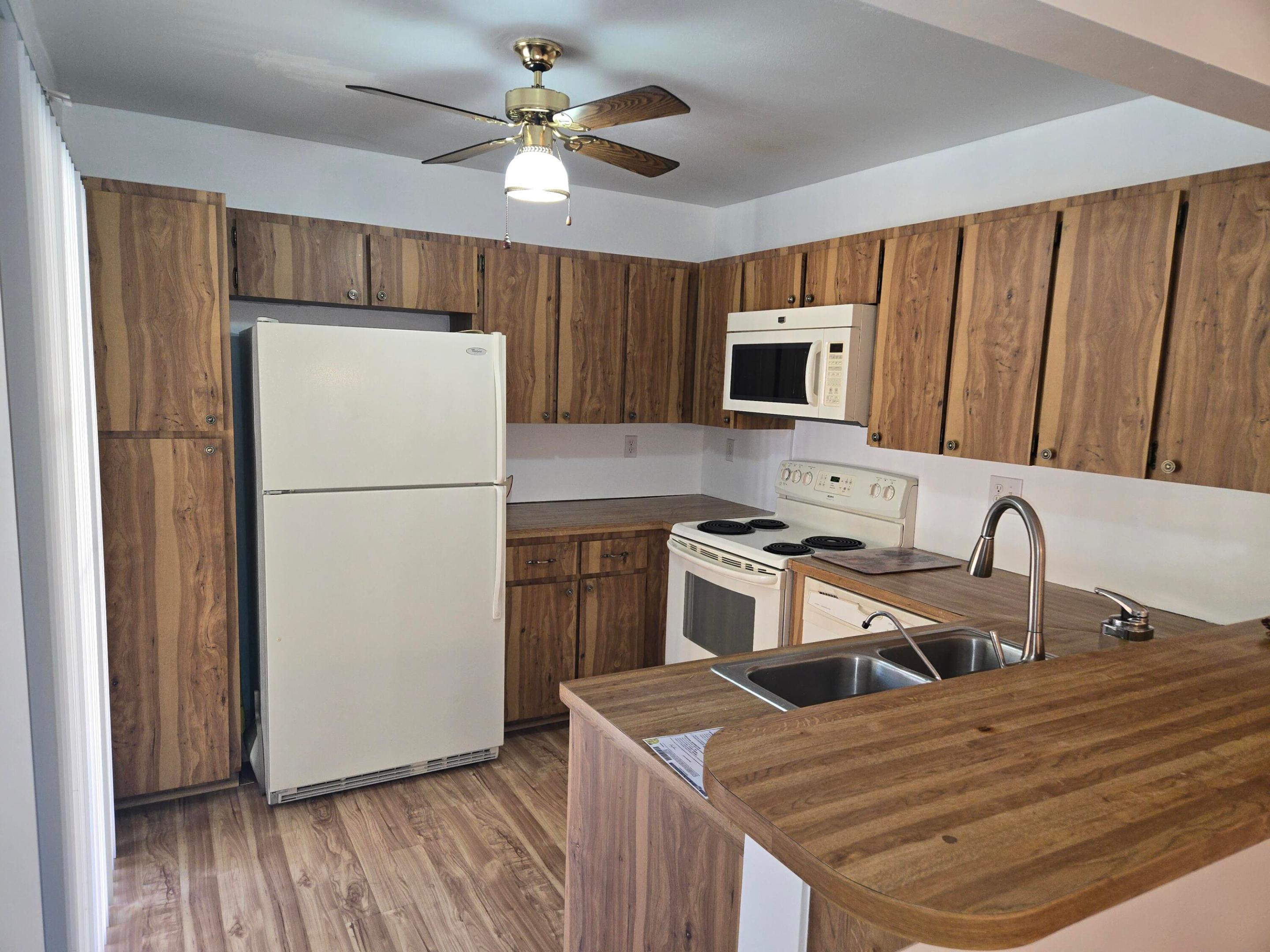 OAK LAKE VILLAS - Residential