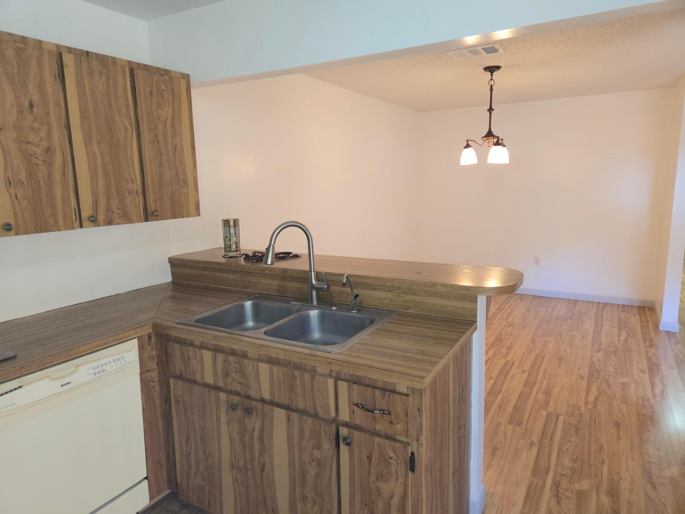 OAK LAKE VILLAS - Residential