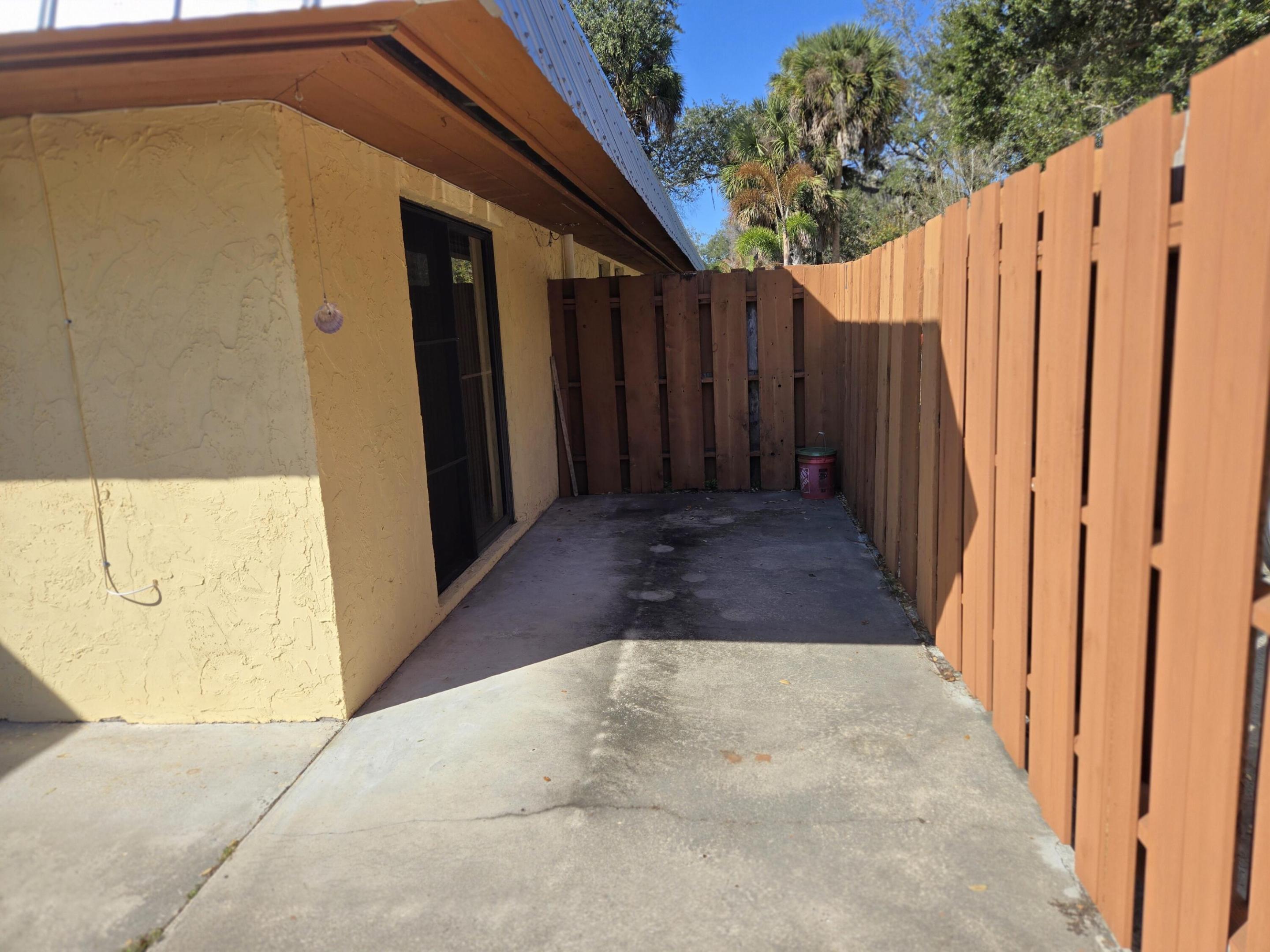 OAK LAKE VILLAS - Residential