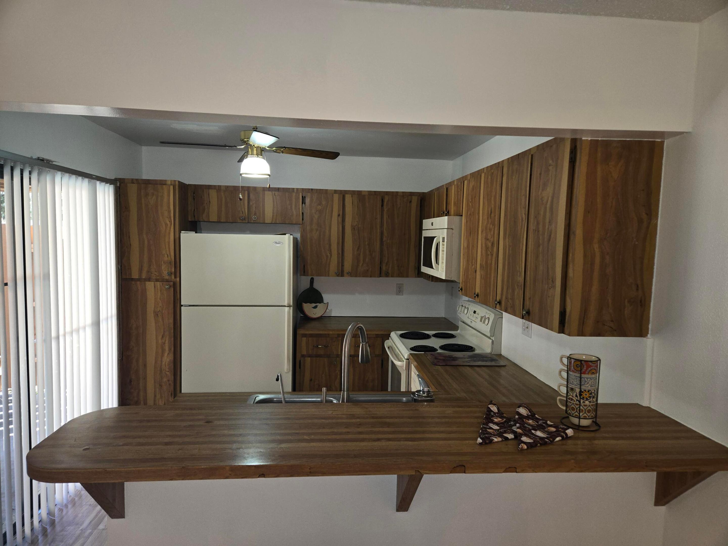 OAK LAKE VILLAS - Residential