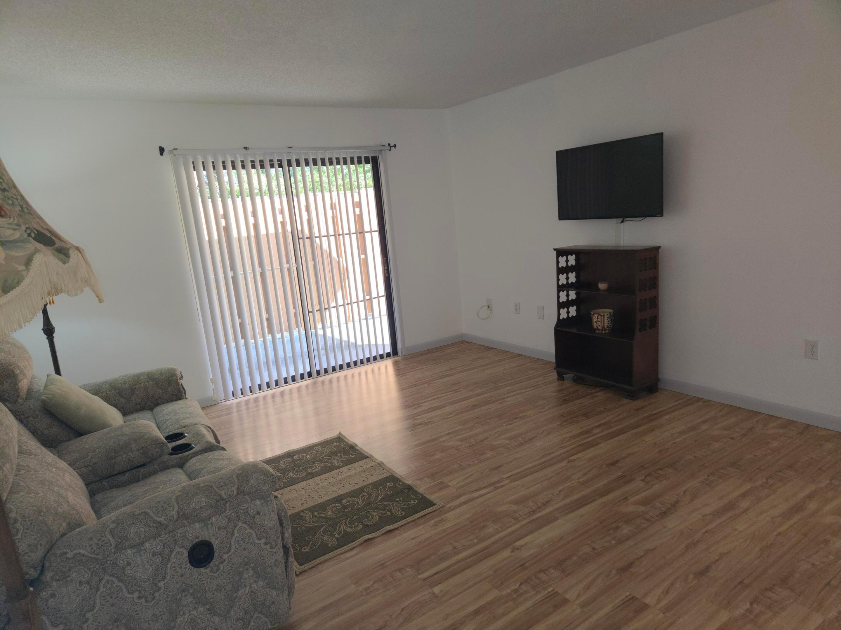 OAK LAKE VILLAS - Residential