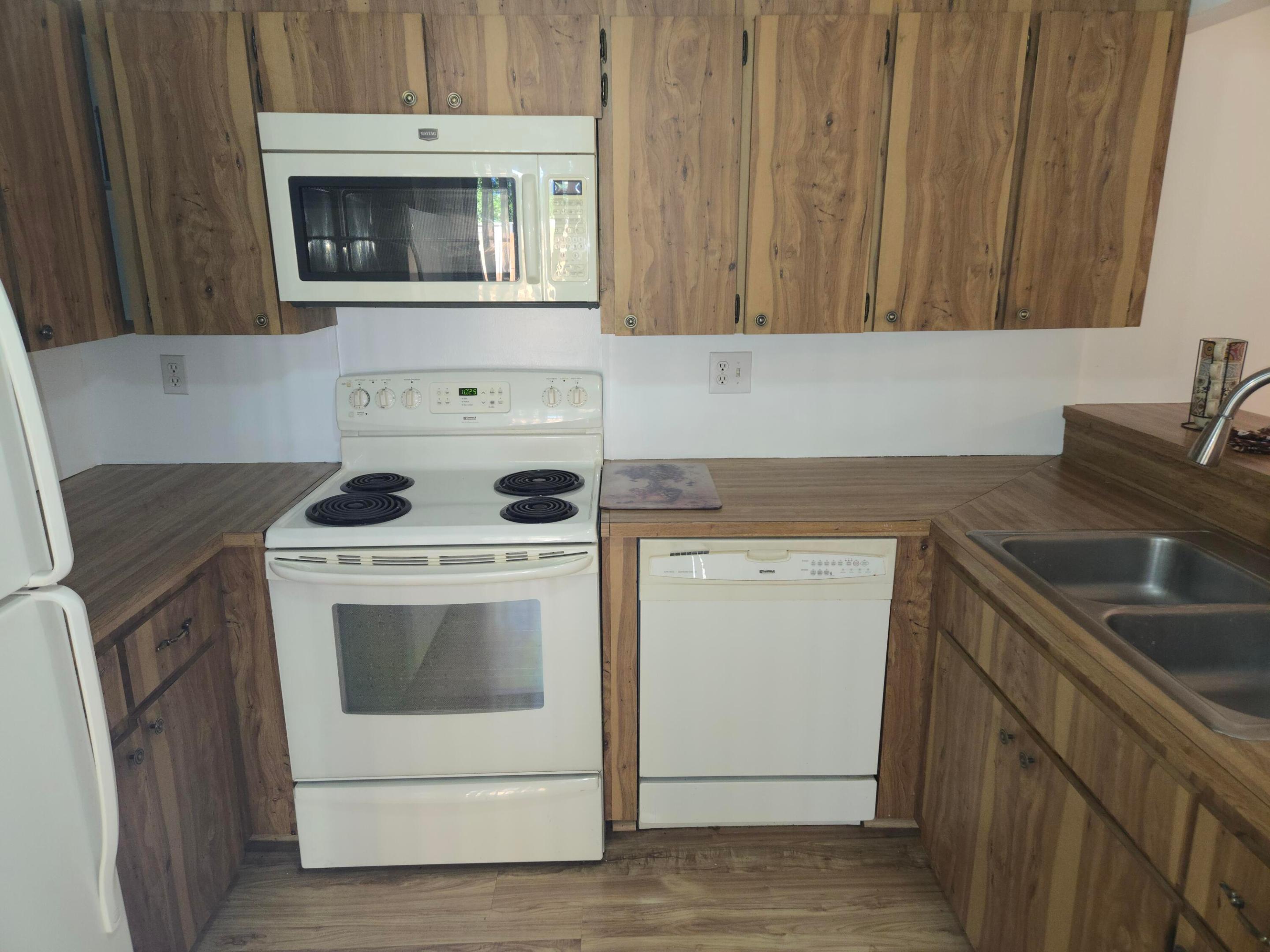 OAK LAKE VILLAS - Residential