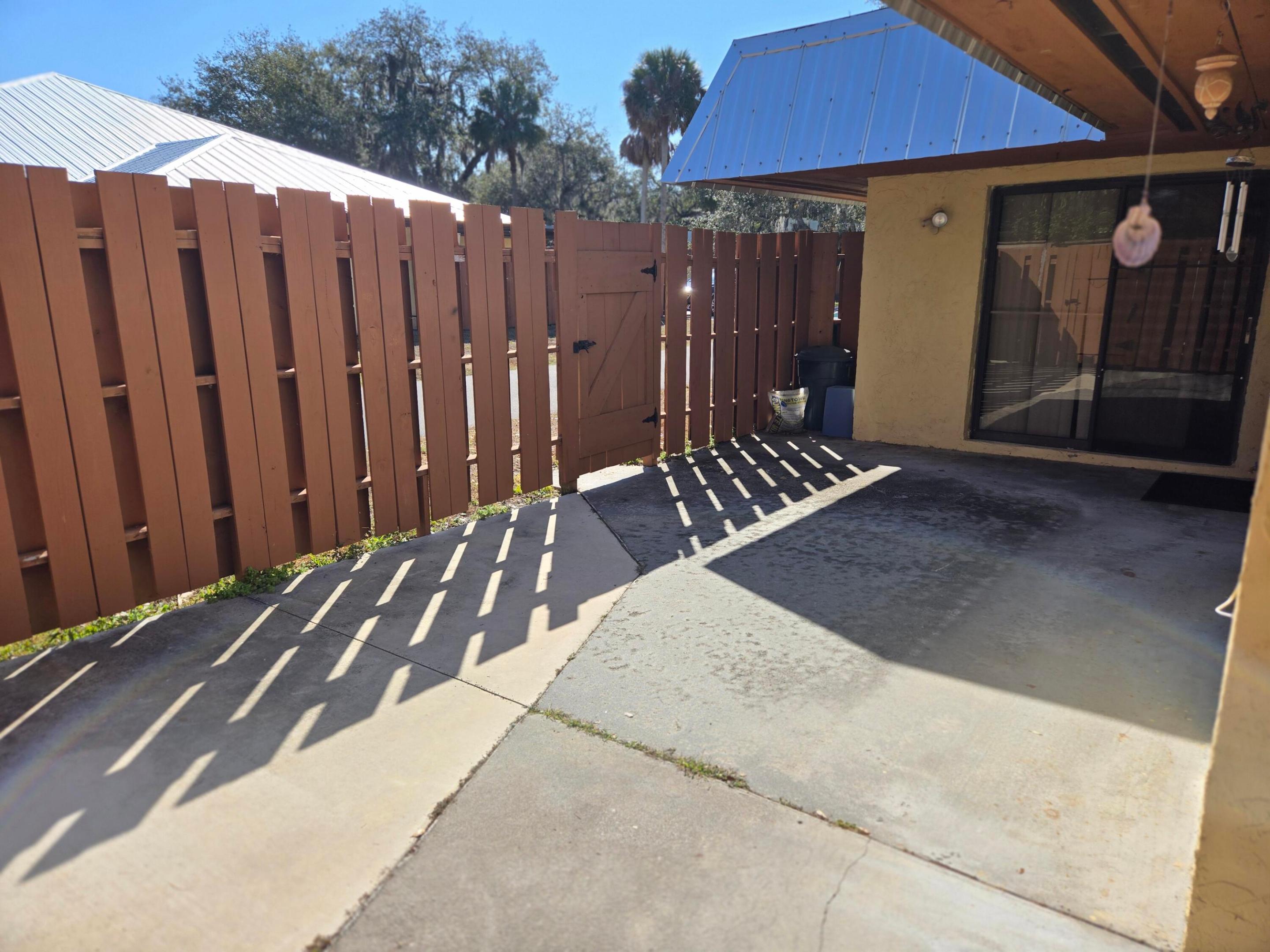 OAK LAKE VILLAS - Residential