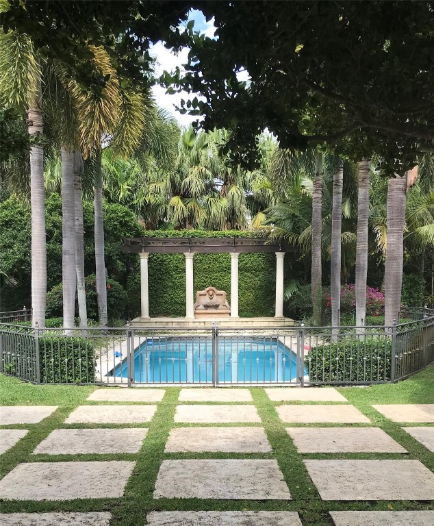 COLLINS HEIGHTS - Residential