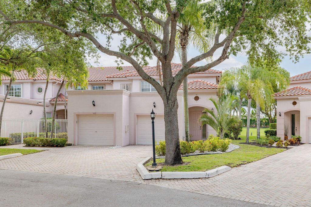 8050 Aberdeen Drive 202, Boynton Beach, FL, 33472/$260,000 4 8050 Aberdeen Drive 202