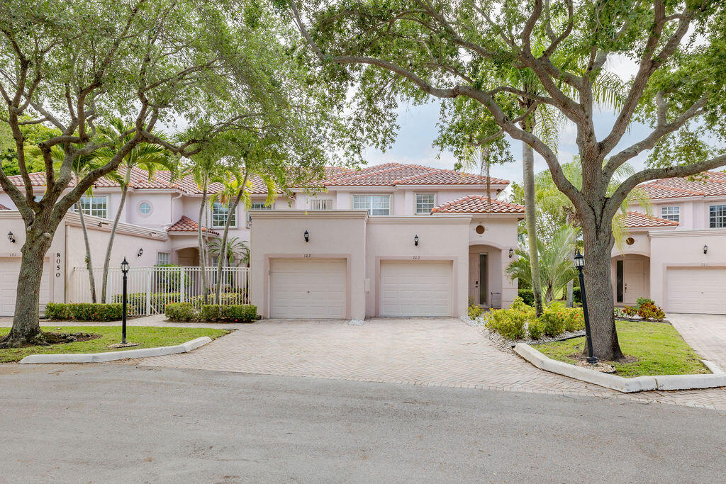8050 Aberdeen Drive 202, Boynton Beach, FL, 33472/$260,000 3 8050 Aberdeen Drive 202