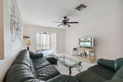 2131 NE 1st 206, Boynton Beach, FL MLS: R11073501