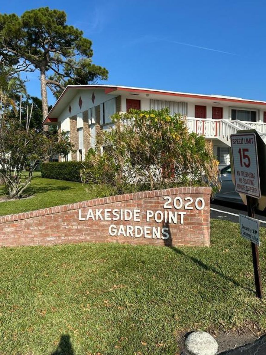 Beautiful 1 bedroom, 1 bath in 55+ community Sunny corner unit, building across from Lake Osborne, in Lake Worth Beach, few minutes from the Beach, close to I95, close to grocery shopping.