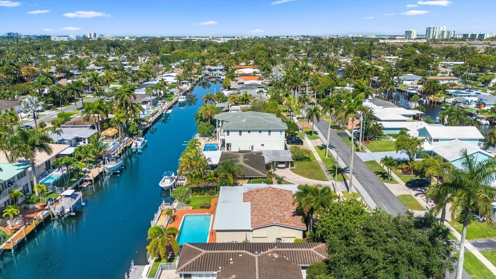 Photo of 330 SE 9th Court, Pompano Beach, FL 33060 (MLS # B26026245)