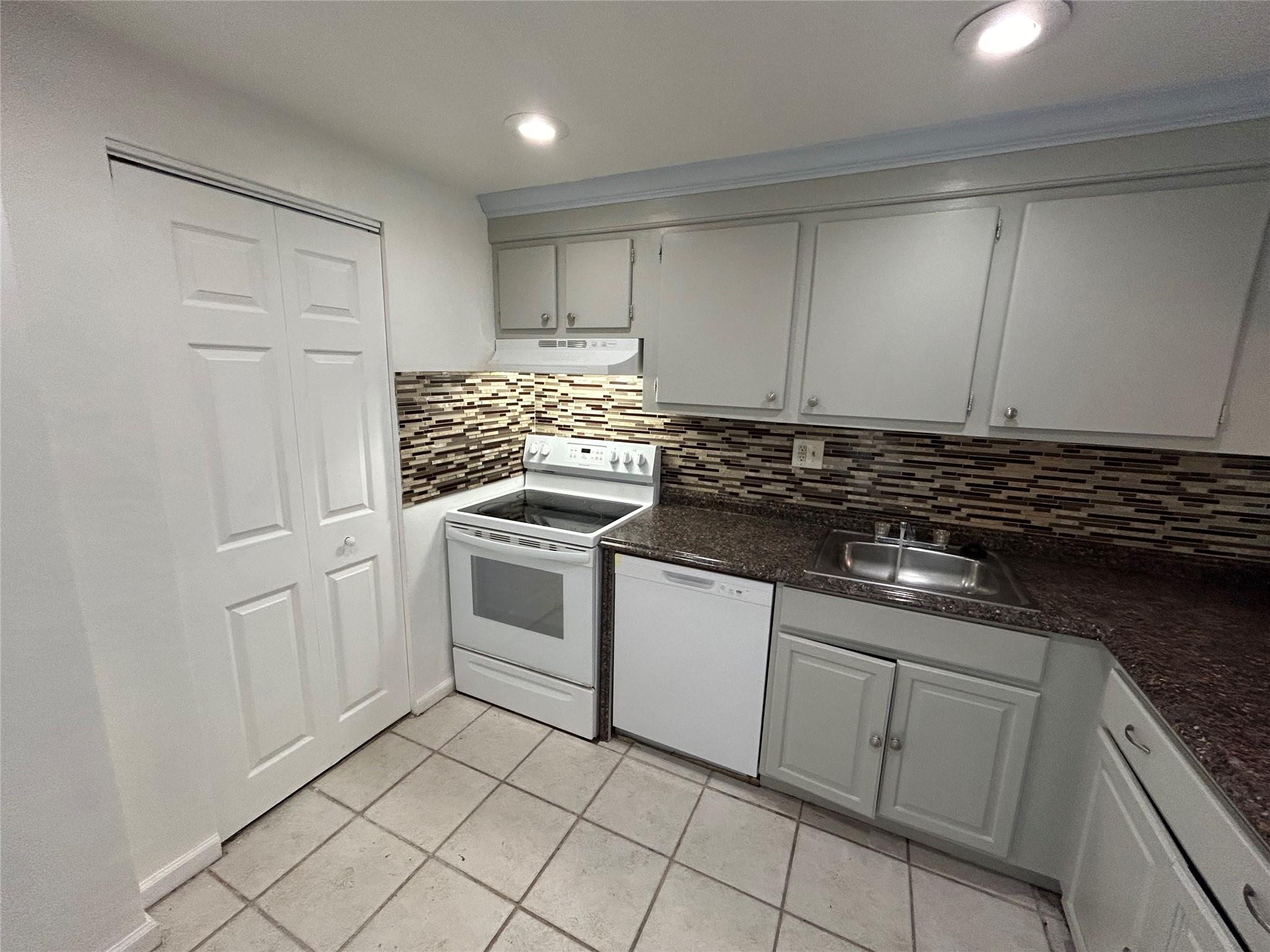 Versailles Gardens - Residential Lease