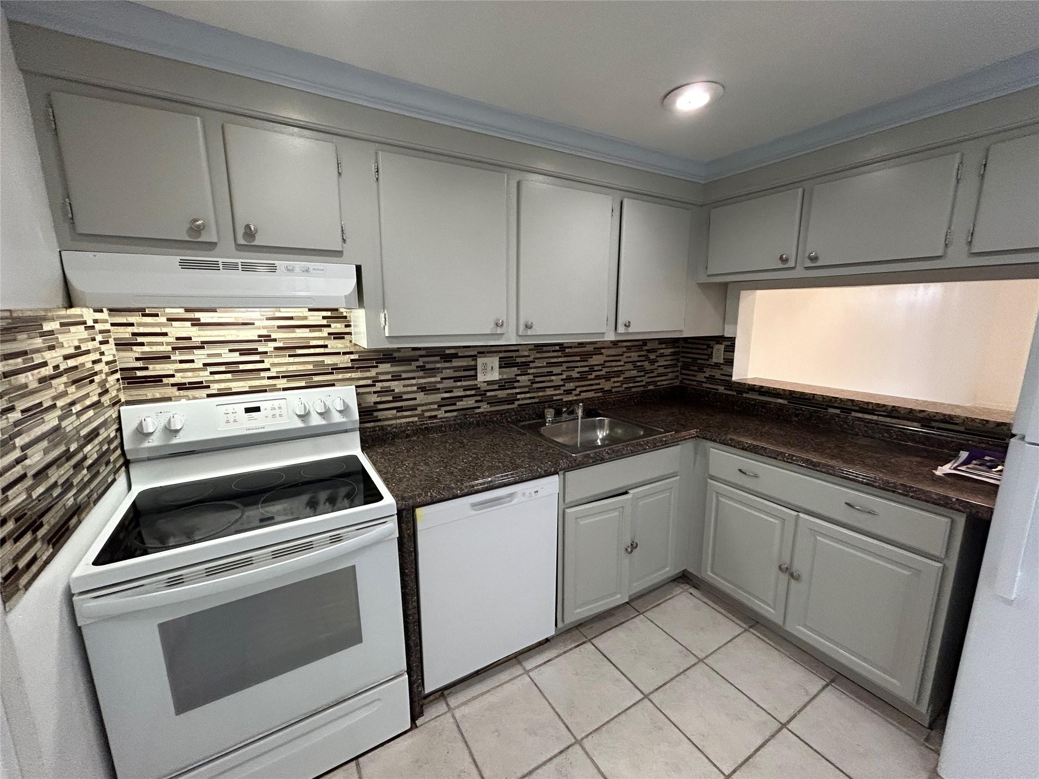 Versailles Gardens - Residential Lease